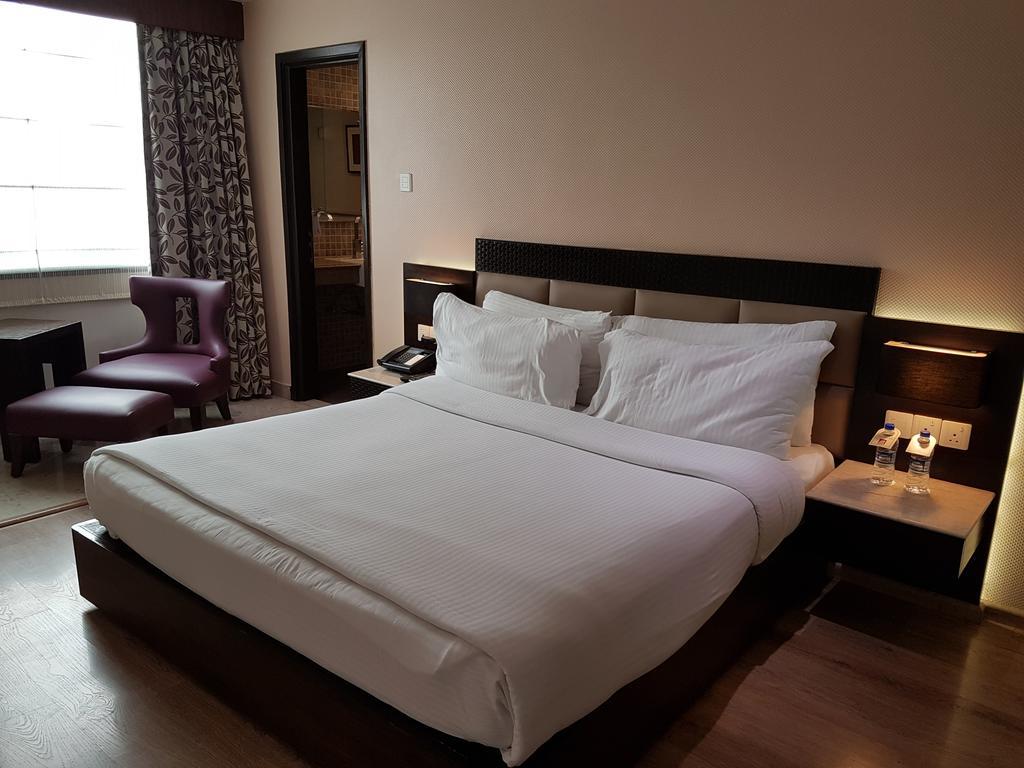 Hotel Levana, Hazratganj Лакхнау Экстерьер фото